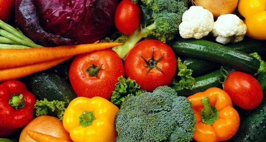 Venta de productos de la Unidad Hort&iacute;cola de Thompson en la plaza de Tres Lomas