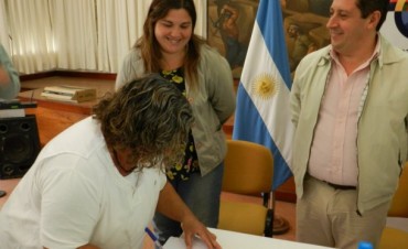 NÉSTOR ÁLVAREZ ENTREGÓ 800 MIL PESOS EN SUBSIDIOS A ESCUELAS