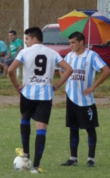 DEPORTIVO GOLEO Y NO AFLOJA. ATLETICO QUENUMAZA SE PRENDIO EN LA LUCHA.