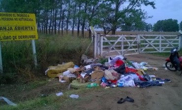 ARROJAN BASURA EN LA CALLE, FRENTE AL BASURERO MUNICIPAL