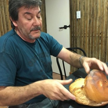 LUIS GUTIERREZ: 'EL HORNO A LEÑA DEJA LA GALLETA MAS SECA Y CROCANTE'