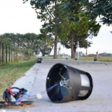 OTRA VEZ: ROMPIERON LUCES EN LA SENDA PEATONAL DEL ACCESO 