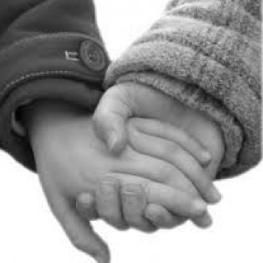 DESESPERADA BUSQUEDA DE DOS NIÑOS QUE FUERON ENCONTRADOS EN EL CAMPO