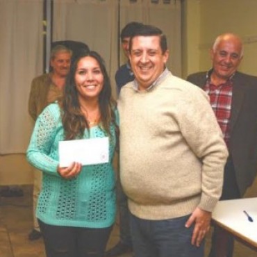 ENTREGARAN BECAS A ESTUDIANTES