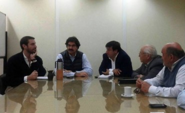 EL INTENDENTE Y EL GRUPO EMPRESARIO CON EL MINISTRO SARQUÍS