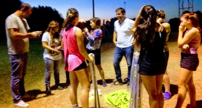 LA UCR ENTREGO MATERIALES DEPORTIVOS A LA ESCUELA DE HOCKEY DE UNION DEPORTIVA