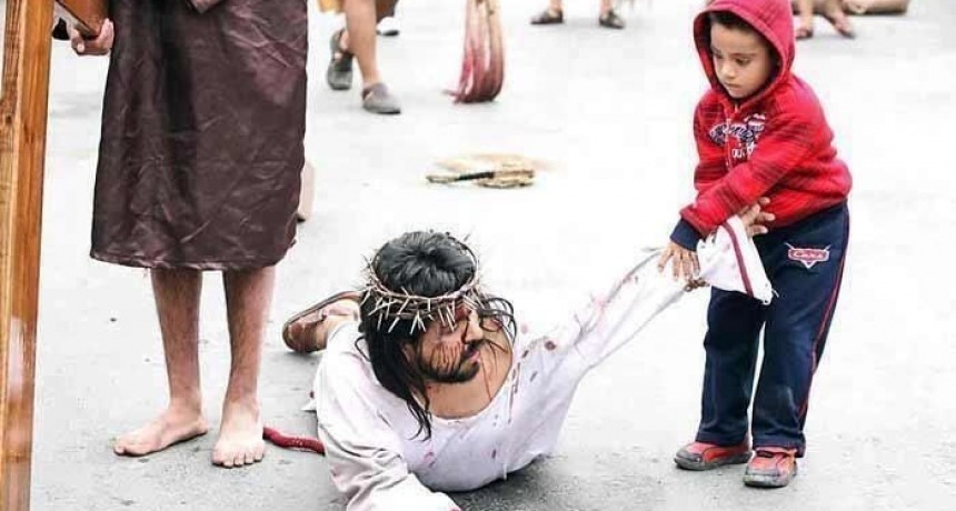 JOVENES DE LA PARROQUIA REALIZAN UN VIA CRUCIS EN EL PASEO ECOLOGICO