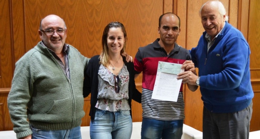 ENTREGARON UNA AYUDA PARA UN EMPRENDIMIENTO GASTRONOMICO SALUDABLE