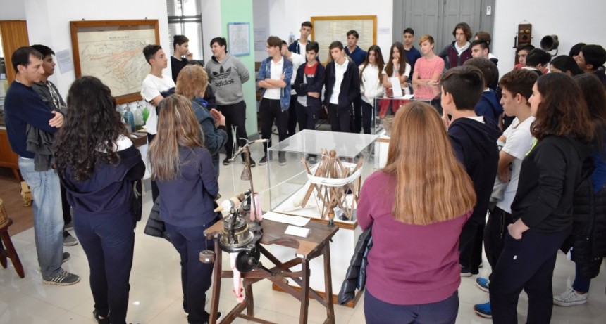 VISITAS DE ALUMNOS AL MUSEO Y A LA MUESTRA EN LA VIEJA USINA