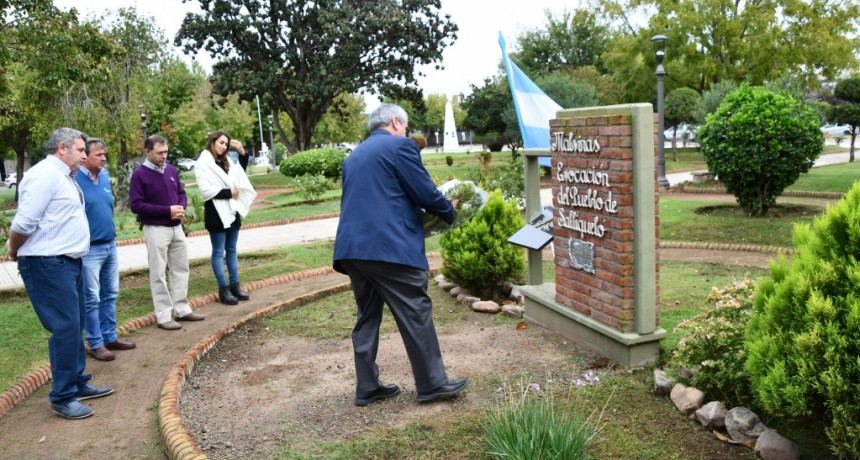 OFRENDA FLORAL EN EL MONOLITO DE MALVINAS 