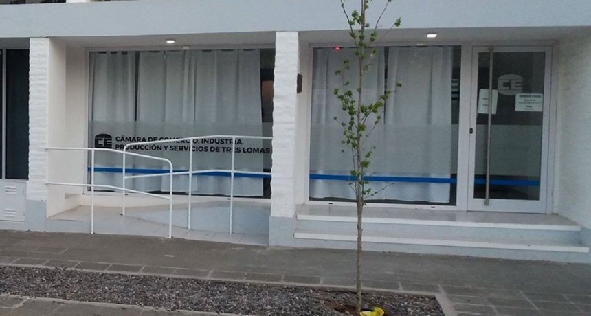 ABRIÓ LA CÁMARA DE COMERCIO. UNA LARGA COLA DE PERSONAS ESPERA PARA PAGAR SERVICIOS