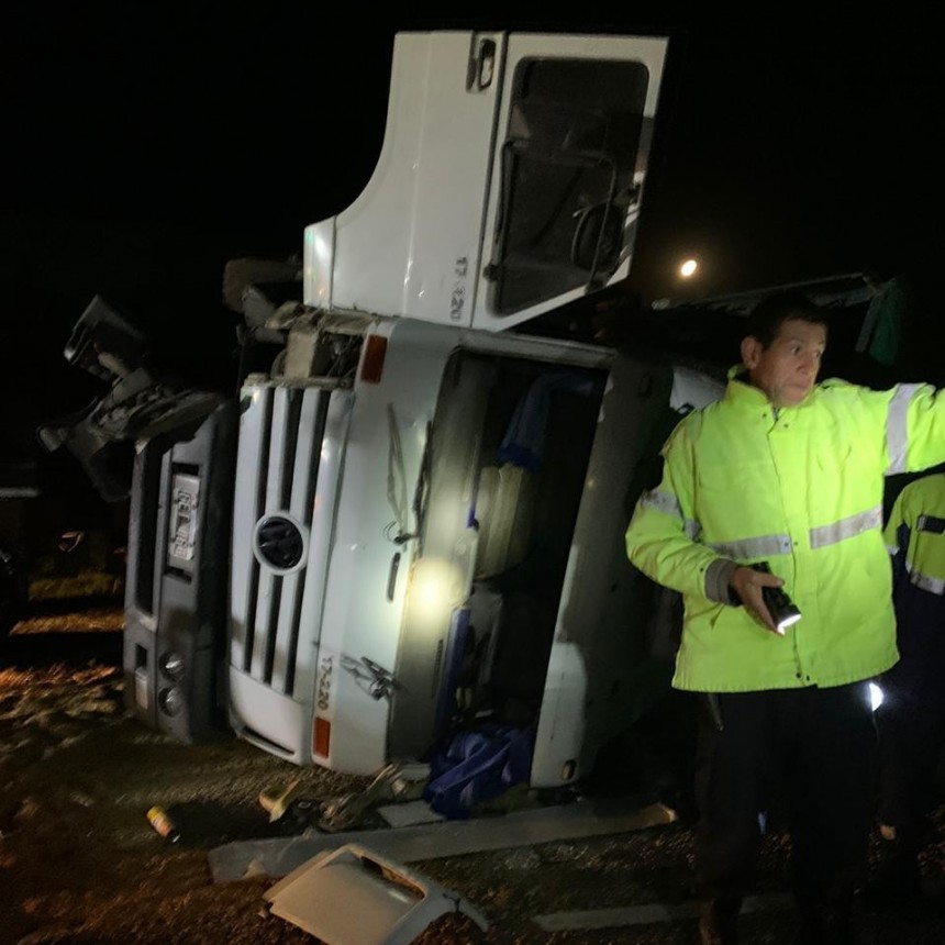 ACCIDENTE ENTRE TRES CAMIONES EN LA RUTA 33. UNO DE LOS CHOFERES ES DE TRES LOMAS Y SE ENCUENTRA BIEN.