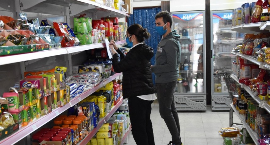 PERSONAL MUNICIPAL FISCALIZA EN LOS COMERCIOS EL CUMPLIMIENTO DE LAS MEDIDAS PREVENTIVAS DEL COVID 19