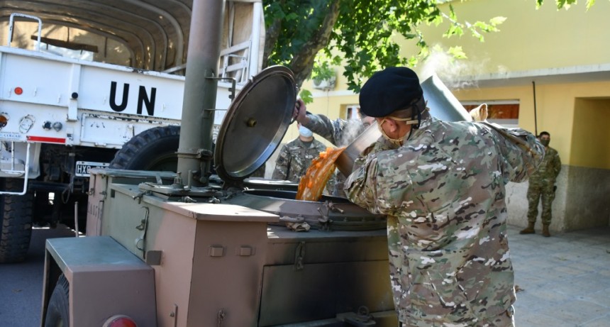 SE ENTREGARON LAS VIANDAS DE COMIDA ELABORADA POR EL EJÉRCITO