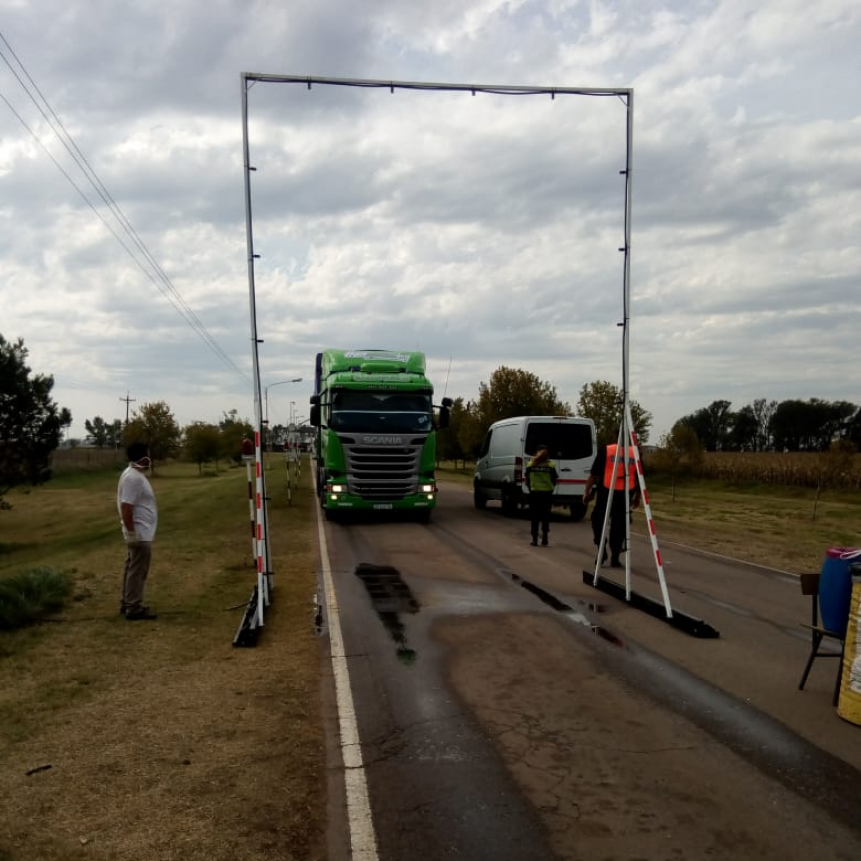 OBRAS PÚBLICAS Y PRODUCCIÓN COLOCARON UN ARCO PARA DESINFECTAR VEHÍCULOS EN EL ACCESO