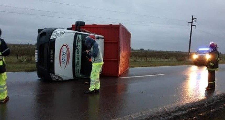 DESPISTE EN RUTA 5. UN UTILITARIO VOLCÓ SOBRE LA CINTA ASFÁLTICA