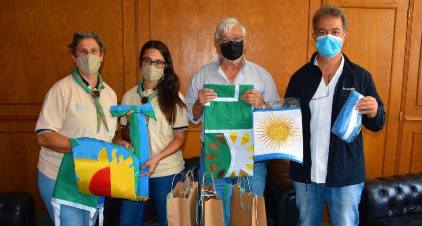 EL INTENDENTE ENTREGÓ BANDERAS DE CEREMONIA A LA AGRUPACIÓN SCOUTS