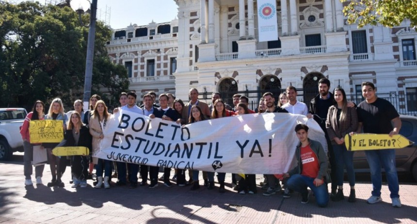 BALBÍN APOYÓ EL RECLAMO DE LA JUVENTUD RADICAL DE LA PROVINCIA DE BUENOAS AIRES, QUE SE MOVILIZÓ PARA PEDIRLE A KICILLOF POR EL BOLETO ESTUDIANTIL