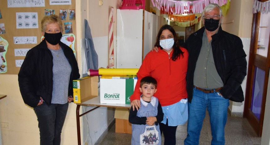 ENTREGA DE ÚTILES ESCOLARES A ESTABLECIMIENTOS EDUCATIVOS