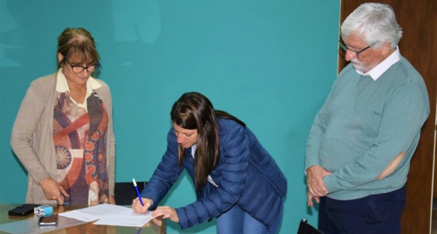 ENTREGA DE ZAPATILLAS PARA LA ESCUELA ALBERGUE