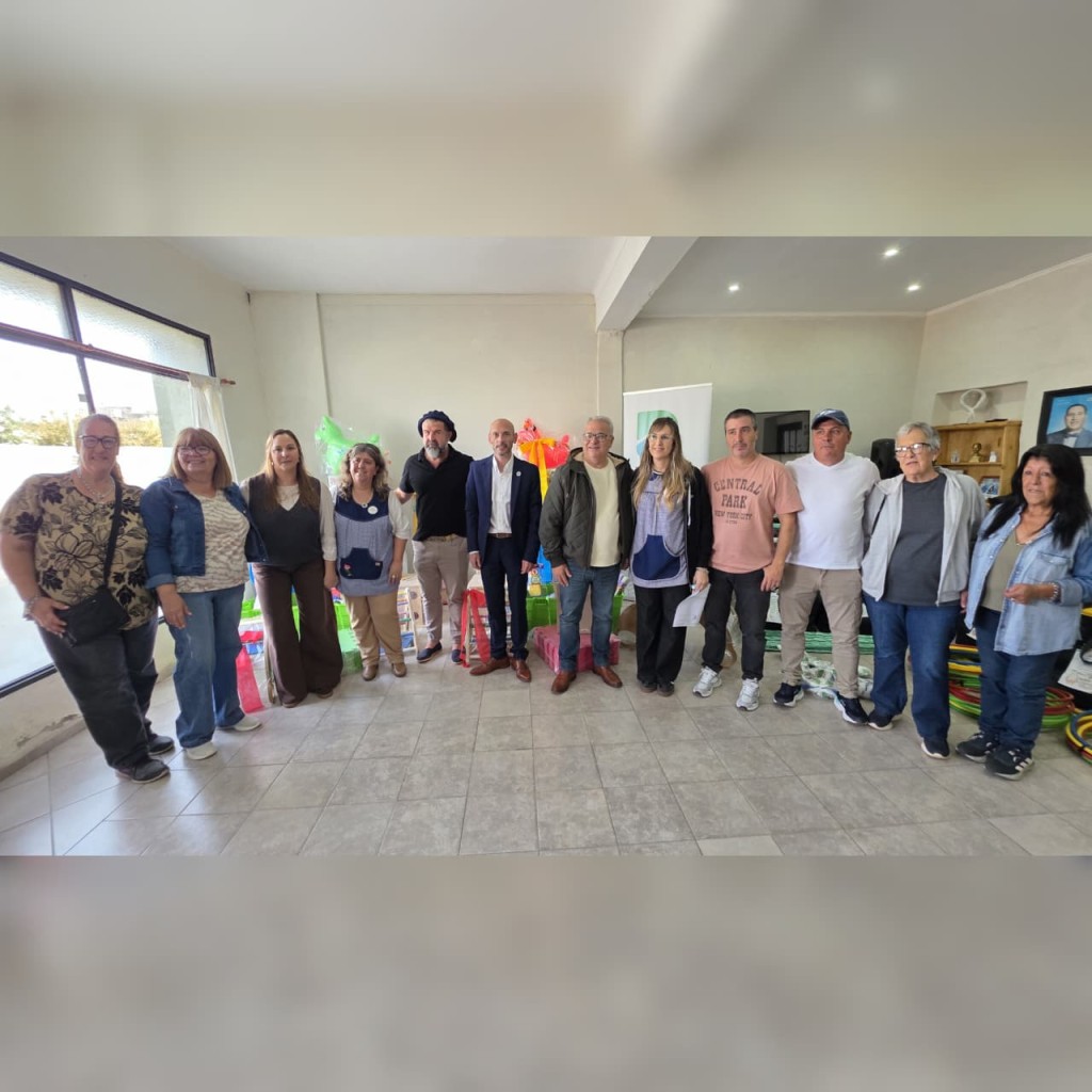 Importante entrega de materiales deportivos y did&aacute;cticos a Instituciones locales