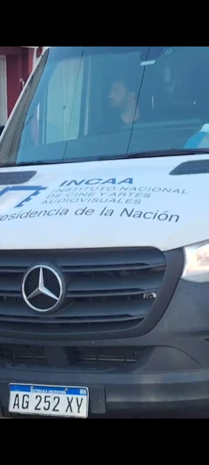 Personal del INCCA retira equipos de la sala de cine de Tres Lomas