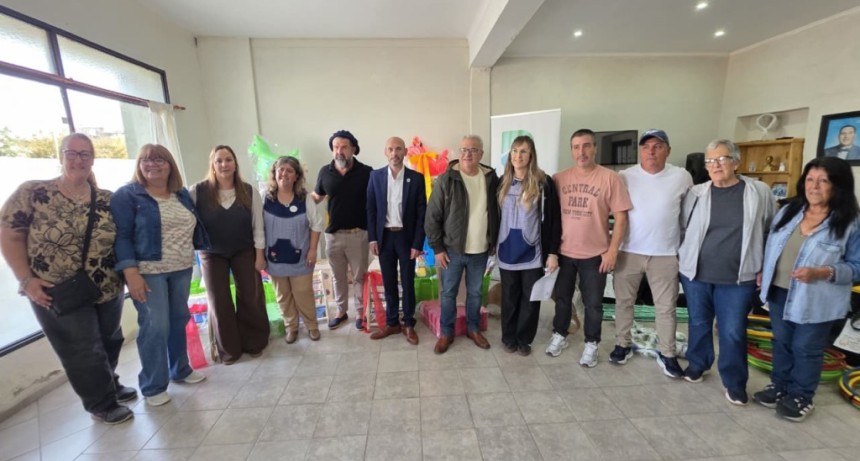 Importante entrega de materiales deportivos y did&aacute;cticos a Instituciones locales