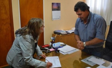 DREESSEN ENTREGO SUBSIDIO A LA BIBLIOTECA POPULAR