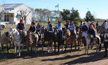 ALUMNOS DEL CEPT MARCHAN A CABALLO POR CAMINOS RURALES