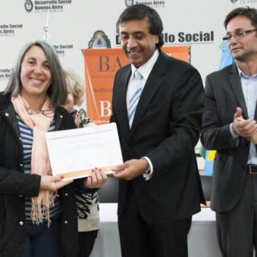 EL MINISTRO APARICIO ENTREGO CERTIFICADOS DEL CURSO SOBRE GERONTOLOGIA. TRES LOMAS ESTUVO PRESENTE.