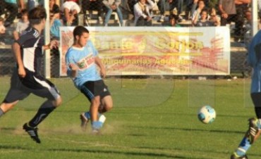ARGENTINO GANO EL CLASICO. DEPORTIVO SIGUE ARRIBA.