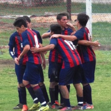 CAYO DEPORTIVO, GANARON JUVENTUD Y UNION DE TRES LOMAS. EL CAMPEONATO AL ROJO VIVO.