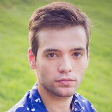 EL TRESLOMENSE LEANDRO RIVERA PARTICIPA DE 'YIYA, EL MUSICAL' EN LA CALLE CORRIENTES