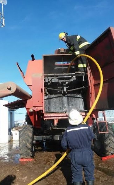 SE INCENDIO UNA COSECHADORA EN UN CAMPO DE LA COLONIA 17