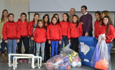 ENTREGARON MATERIAL DEPORTIVO A INSTITUCIONES DEL DISTRITO