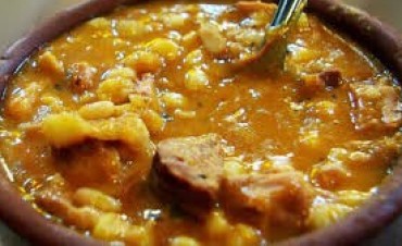 LA ACADEMIA EL FOGON DE LA AMISTAD REALIZA EL LOCRO DEL 25