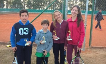 TORNEO DE TENIS EN CASBAS. HUBO PARTICIPANTES DE TRES LOMAS.