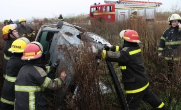 OTRO ACCIDENTE: AUTO VOLCO EN LA RUTA 85