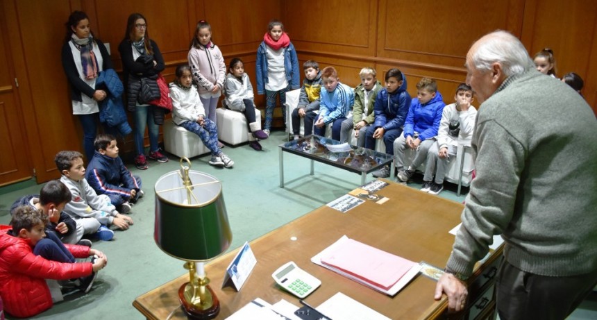 ALUMNOS DE LA ESCUELA PRIMARIA Nº 2 VISITARON OFICINAS MUNICIPALES