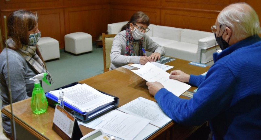 CONTINÚA LA ENTREGA DE ESCRITURAS