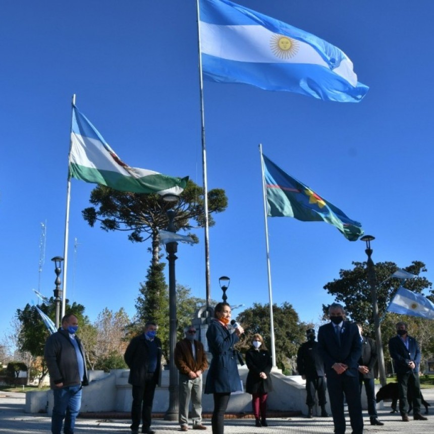 EN EL DÍA DE LA PATRIA, SE CELEBRÓ UN ACTO CON AUTORIDADES EN LA PLAZA