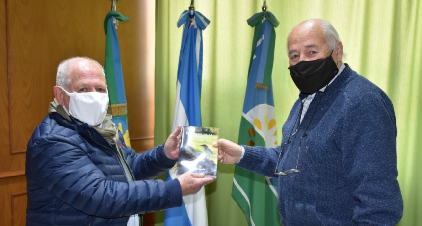 EL EX INTENDENTE MARIO ESPADA OBSEQUIÓ SU LIBRO AL MUNICIPIO