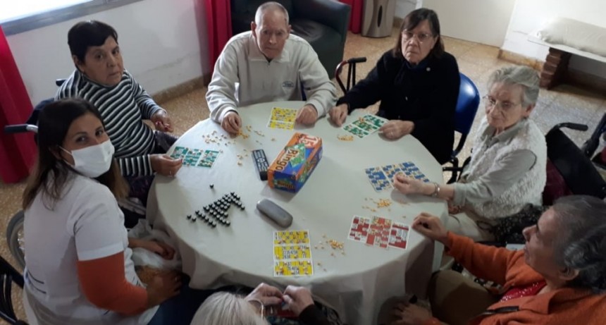 LOS ADULTOS MAYORES DE LOS HOGARES MUNICIPALES CONTINÚAN EN MOVIMIENTO