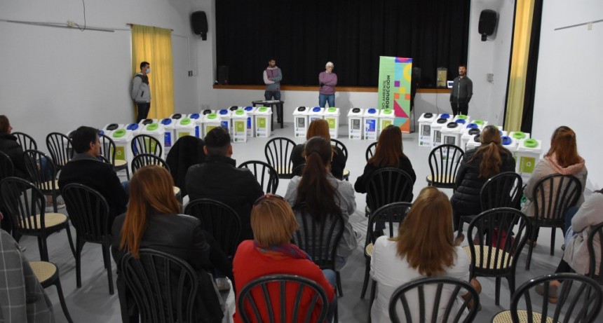 INSTITUCIONES EDUCATIVAS RECIBIERON ESTACIONES SALUDABLES PARA MATERIAL RECICLABLE