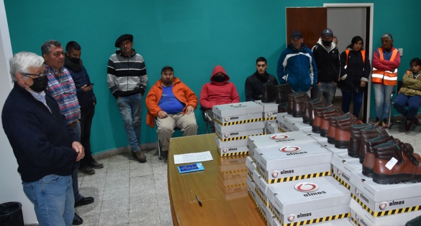 ENTREGA DE CALZADOS A TRABAJADORES DEL CORRALÓN MUNICIPAL