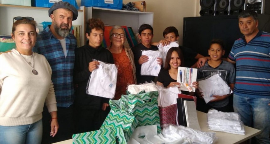 IMPORTANTE ENTREGA DE GUARDAPOLVOS Y KIT`S ESCOLARES POR PARTE DEL PJ LOCAL AL ANEXO 3011