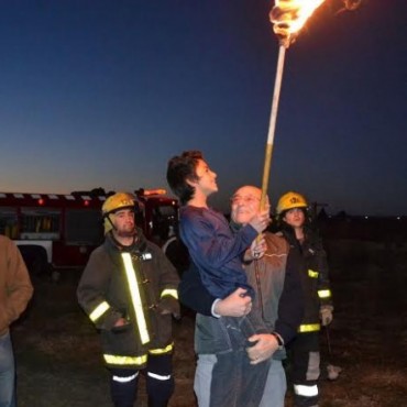 LA FOGATA DE SAN JUAN ILUMINO A GRANDES Y CHICOS