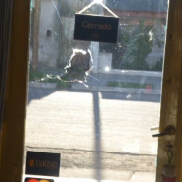 ROMPIERON EL VIDRIO DE UN NEGOCIO PERO NO INGRESARON AL LOCAL