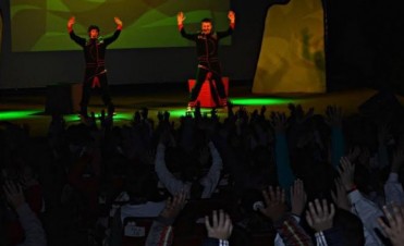 CHICOS Y GRANDES DISFRUTARON DE LA PRESENTACION DE LOS CAZURROS