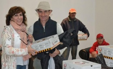 ENTREGARON CALZADO A EMPLEADOS DEL CORRALON MUNICIPAL